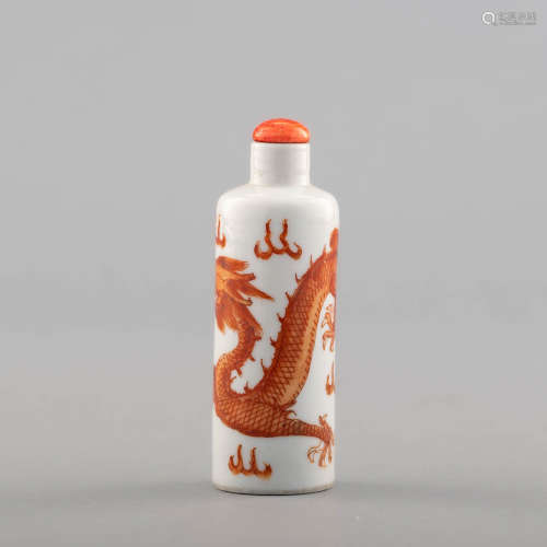 十九世紀 礬紅龍紋鼻煙壺A Chinese iron red snuff bottle, 19th...