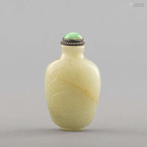 十八/十九世紀 玉雕貓嬉圖鼻煙壺A Chinese jade snuff bottle, 1...