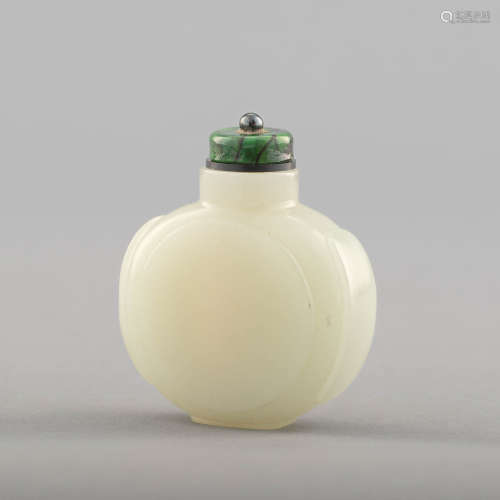 乾隆款 白玉鼻煙壺 A Chinese white jade snuff bottle,