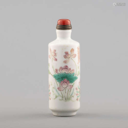 十九世紀 粉彩花卉鼻煙壺A Chinese famille rose snuff bottle, ...