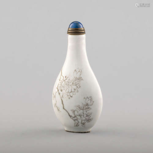 十九世紀 刻瓷山水鼻煙壺A Chinese carved porcelain snuff bott...
