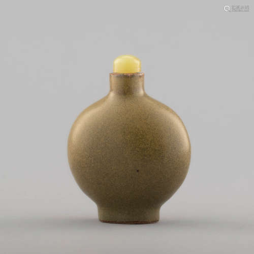 十九世紀 茶葉沫釉鼻煙壺A Chinese teadust-glazed snuff bottle...