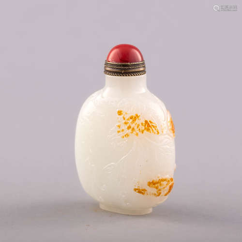 十九世紀 白玉帶皮花鳥鼻煙壺A Chinese white jade snuff bottle...