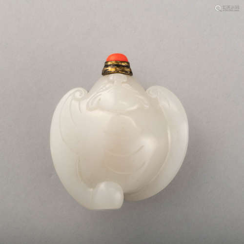 白玉雕蝙蝠形鼻煙壺A Chinese white jade bat-form snuff bottle...