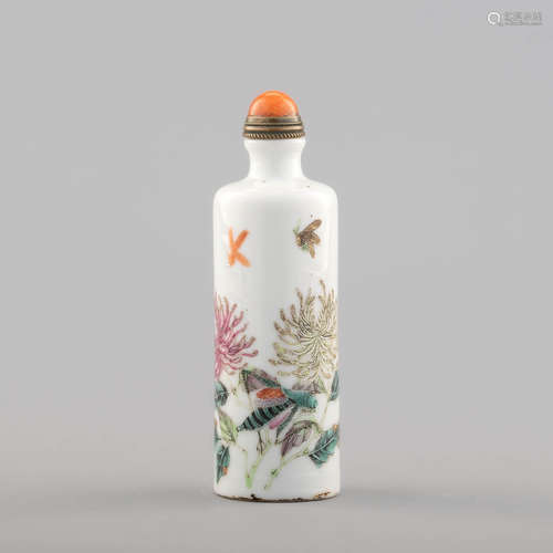 十九世紀 粉彩菊花圖鼻煙壺A Chinese famille rose snuff bottle...