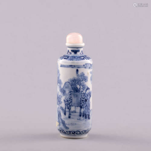 十九世紀 青花山水鼻煙壺A Chinese blue and white porcelain sn...