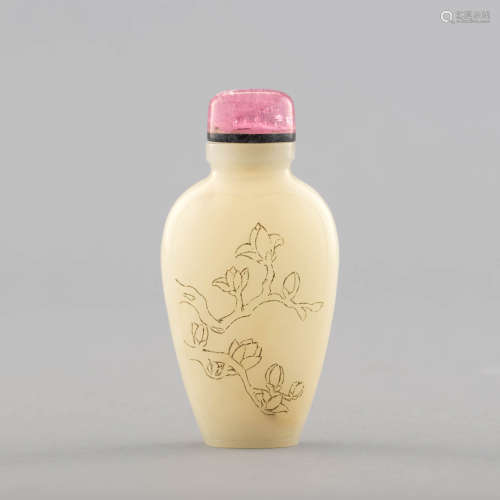 玉雕花卉詩文鼻煙壺A Chinese carved jade snuff bottle,