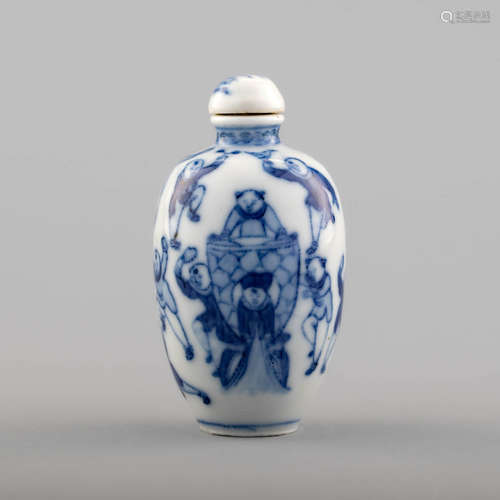 十九世紀 青花嬰戲圖鼻煙壺A Chinese blue and white snuff bott...