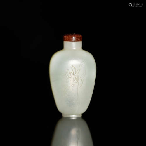 十八世紀 白玉雕花卉鼻煙壺A Chinese white jade snuff bottle, ...