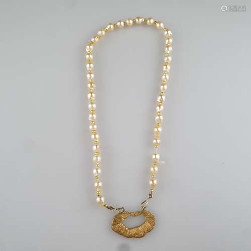 Perlencollier mit Goldanhänger - barocke weiße Zuchtperlen v...