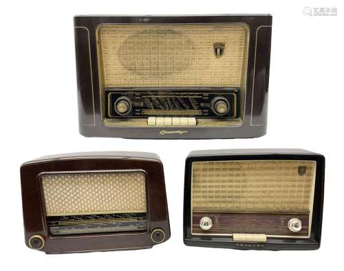 1950s Philips valve radio model B3G63A in brown Bakelite cas...