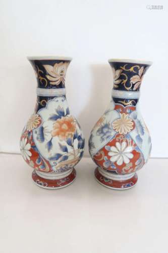 BAYEUX<br />
Paire de vases en porcel