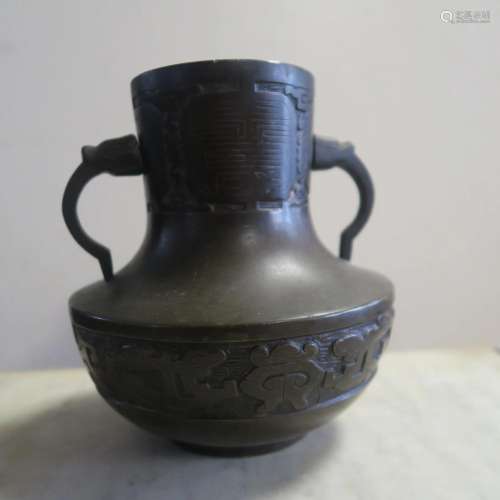 Vase en bronze à deux anses tourna