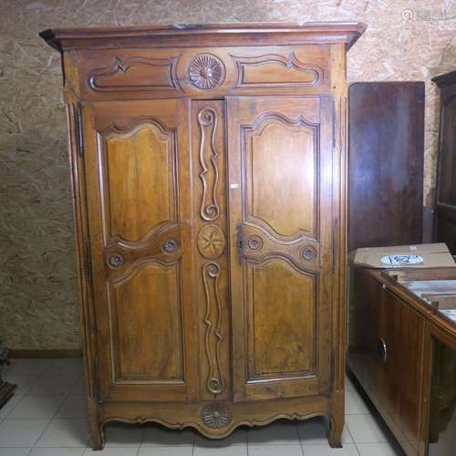 Armoire en noyer sculpté<br />
XIXe siè