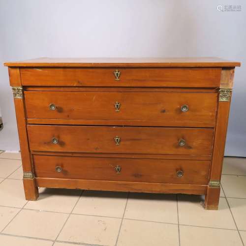 Petite commode ouvrant par quatre