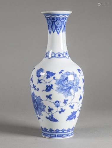 CHINE - XXe siècle<br />
Vase balustre