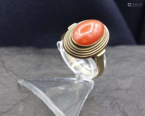CORAL RING - 8 ct yellow gold