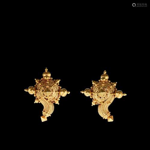 . A pair of conch-shaped gold cord clasps Java, Indonesia, 7...