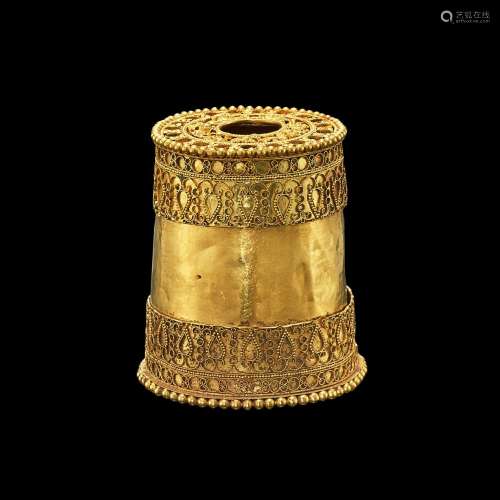 . A gold royal ear plug decorated with exceptionally fine fi...