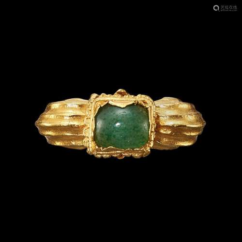 . A solid gold and serpentine ring with ribbed shoulders Jav...