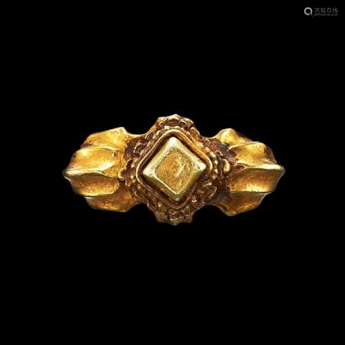 . A Dieng Plateau type solid gold ring with diamond-shaped b...