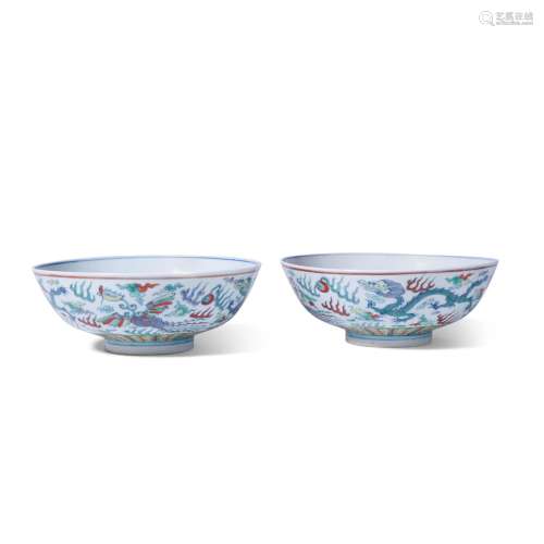 A PAIR OF FINE DOUCAI 'DRAGON AND PHOENIX' BOWLS Che...