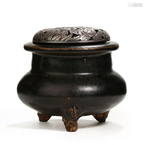 CHINESE PORCELAIN CIZHOU WARE BLACK GLAZED THREE-LEGGED FURN...