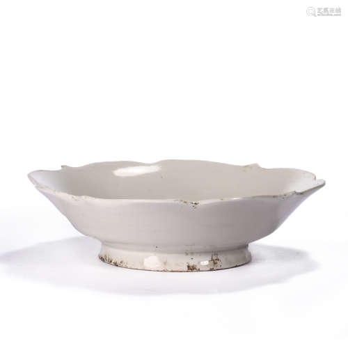 CHINESE DING WARE WHITE PORCELAIN LOTUS MOUTH PLATE, SONG DY...