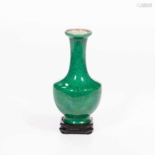Monochrome Apple Green-glazed Vase
