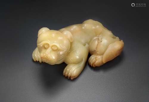 A SUPERB YELLOW JADE FIGURE OF A RECUMBENT MYTHICAL BEAST