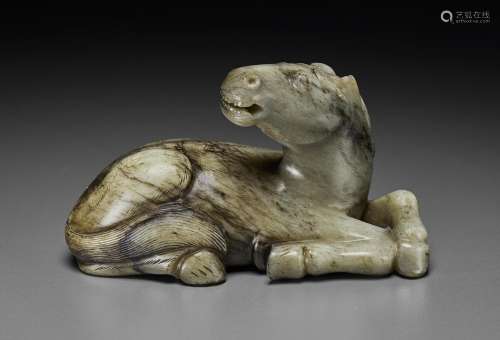 A MOTTLED GREY JADE FIGURE OF A RECUMBENT HORSE