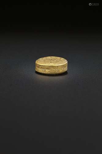 A SMALL CIRCULAR GOLD 'TORTOISE' BOX AND COVER