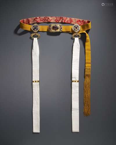 A YELLOW SILK BELT WITH HARDSTONE-INSET, PEARL AND GILT-META...