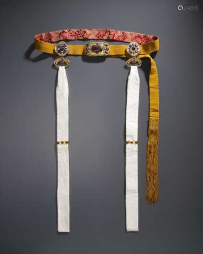 A YELLOW SILK BELT WITH HARDSTONE-INSET, PEARL AND GILT-META...
