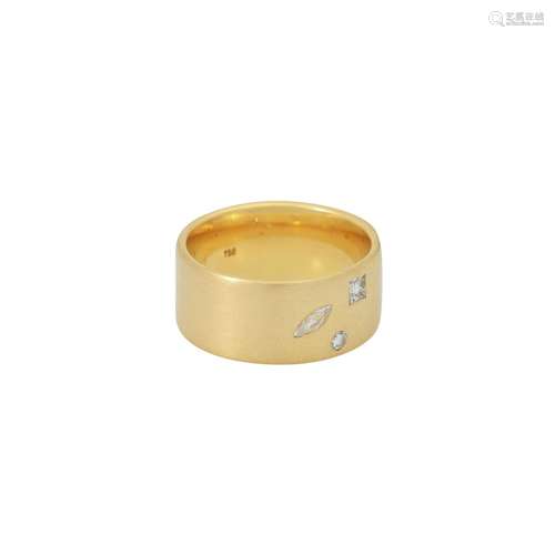 Moderner Ring mit kleinen Diamanten