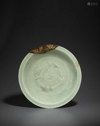 A RARE LARGE LONGQUAN CELADON 'FISH' DISH