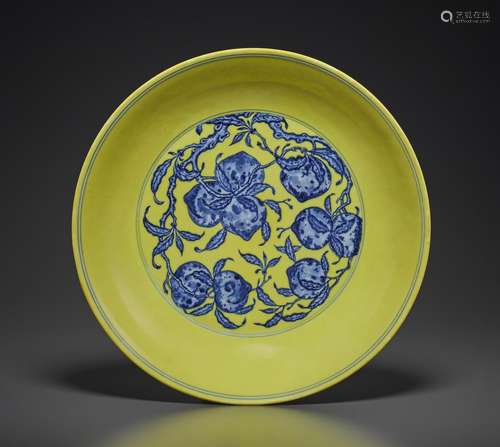 AN UNDERGLAZE-BLUE-DECORATED YELLOW-ENAMELED 'NINE PEACH...