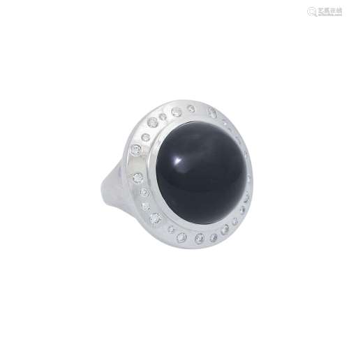 Ring mit Onyx Cabochon und Brillanten