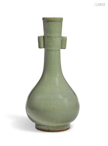 A LONGQUAN CELADON 'ARROW’ VASE