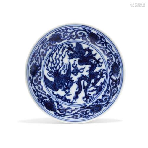 A RARE BLUE AND WHITE 'DRAGON AND PHOENIX’ DISH