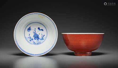 A PAIR OF BLUE AND WHITE AND CORAL-GLAZED BOWLS