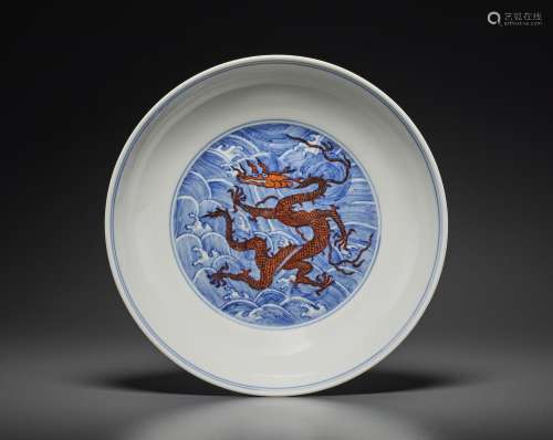 AN IRON-RED-ENAMELED BLUE AND WHITE 'DRAGON' DISH