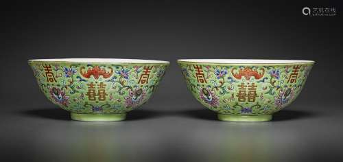 A PAIR OF FAMILLE ROSE LIME-GREEN-GROUND BOWLS