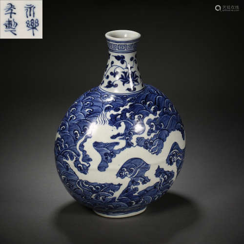QING DYNASTY BLUE AND WHITE DRAGON PATTERN VASE