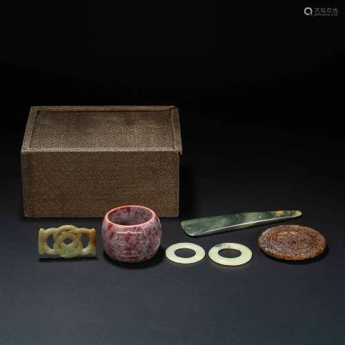 A SET OF JADE ORNAMENTS IN MING DYNASTY