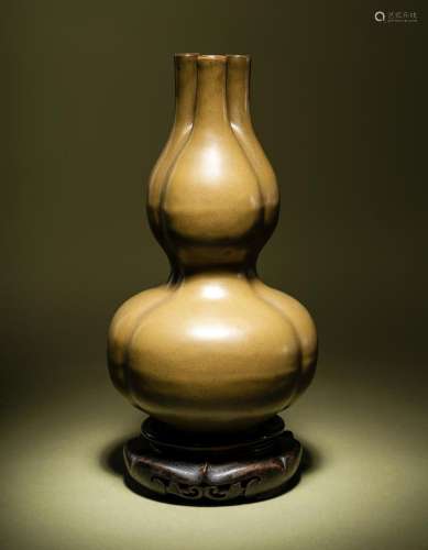 A Teadust Glazed Porcelain Triple-Neck Gourd Vase