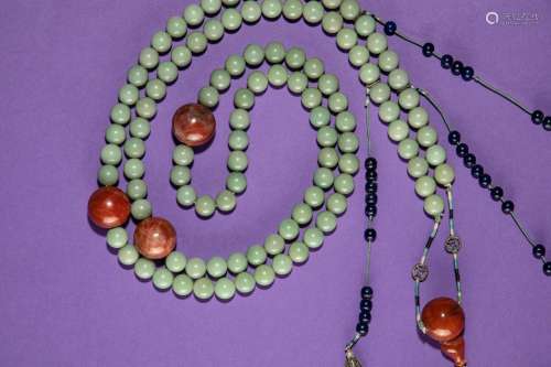 A Celadon Jade and Agate Court Necklace, Chaozhu