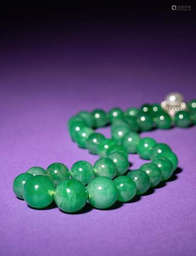 A Green Jadeite and Pearl Beaded Necklace