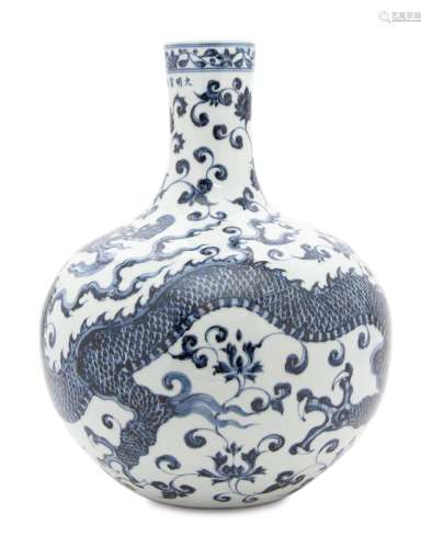 A Blue and White Porcelain Globular Vase, Tianqiuping