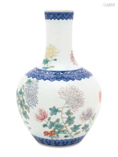 An Underglaze Blue and Famille Rose Porcelain 'Chrysanth...
